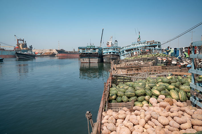 الموانئ والجمارك والمنطقة الحرة تناقش سبل تعزيز التجارة عبر السفن الخشبية مع تجار الخضار والفواكه 